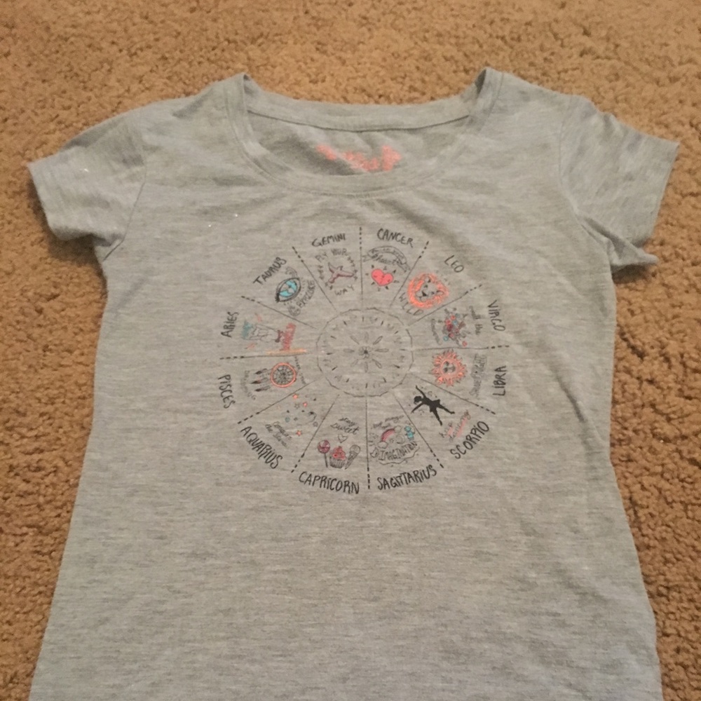 Gray t shirt with horoscope
